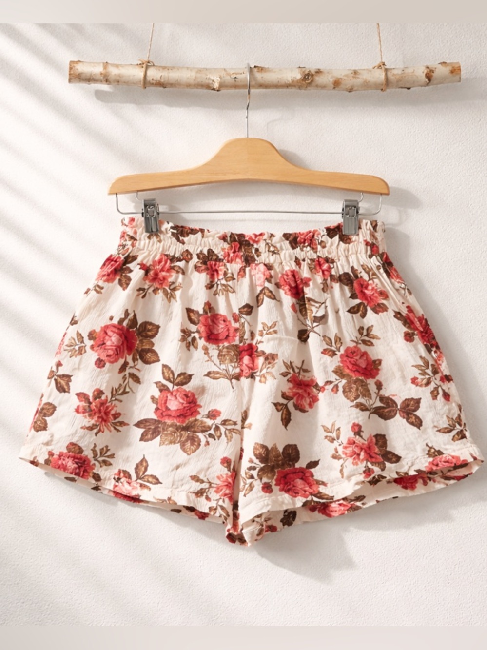 💥 Rayon High Waisted Shorts Cream Floral Red Rose Print Size Medium Pockets